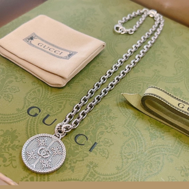 G*u*i necklaces